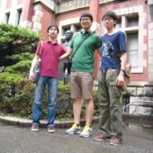 三田キャンパス旧図書館前で福澤先生と